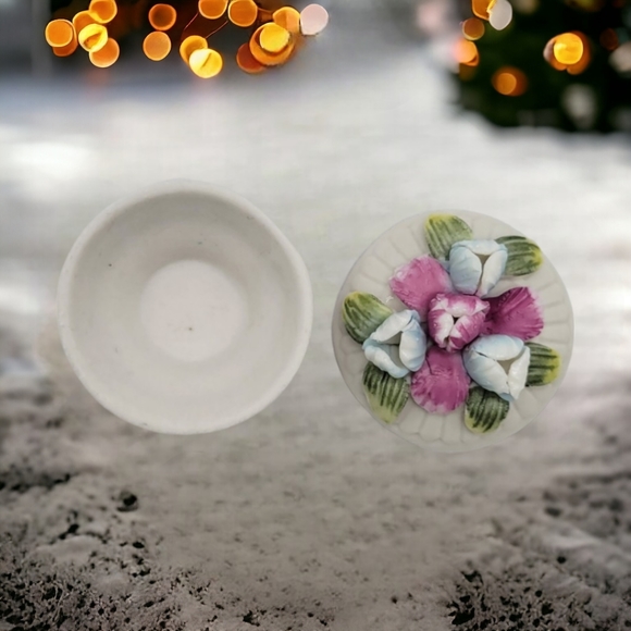 Victorian Trading Company Lidded Floral Porcelain Box - Picture 4 of 5